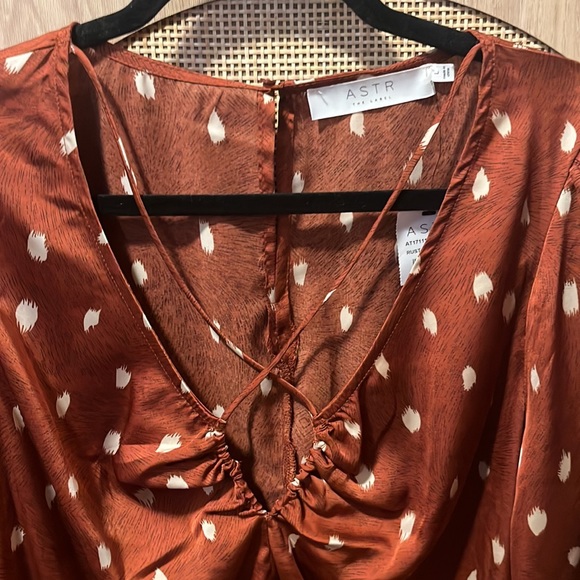 ASTR The Label Rust Blouse - Picture 4 of 9